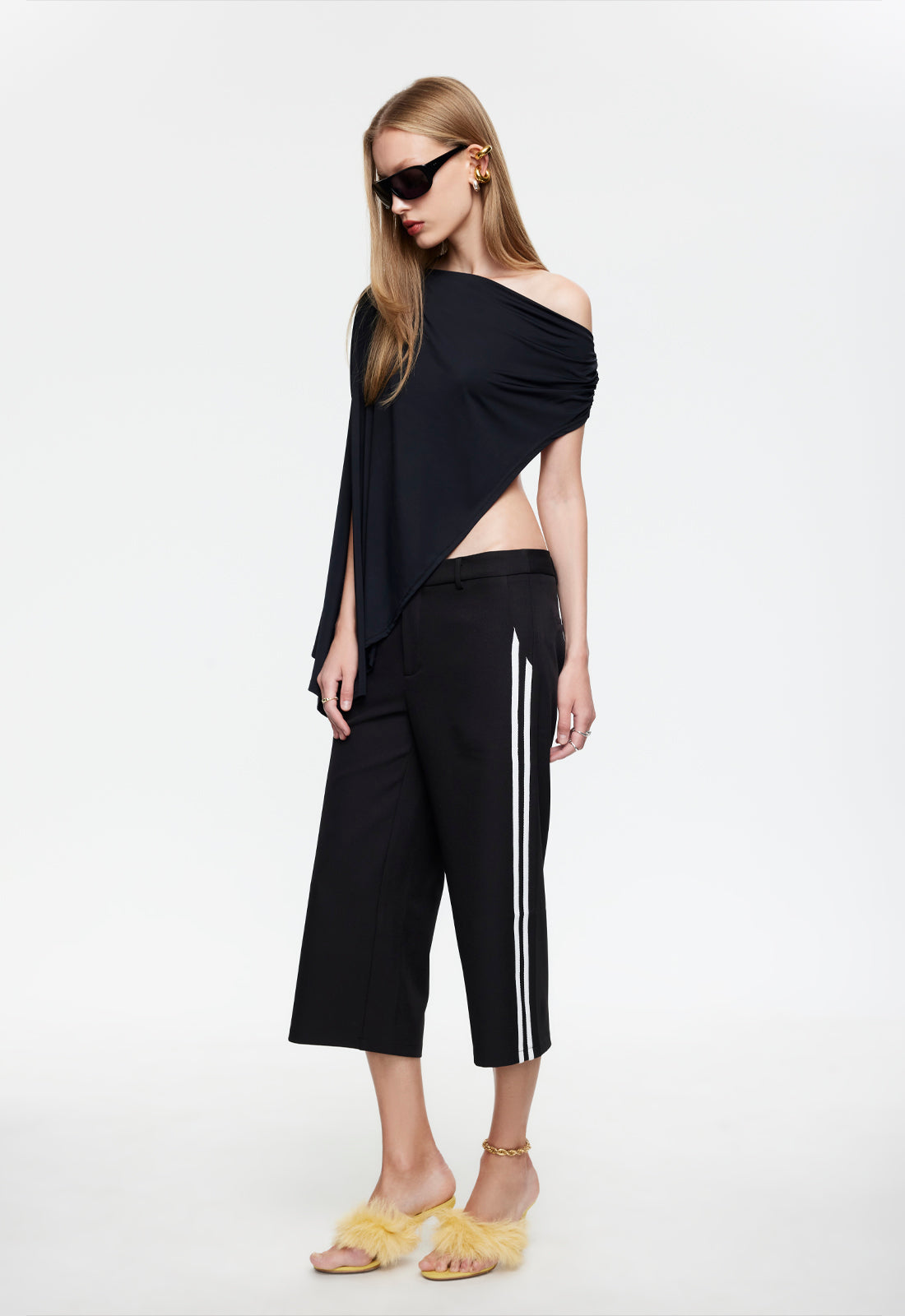 Lioness Fashion Signature REBORN PONCHO - NOIR