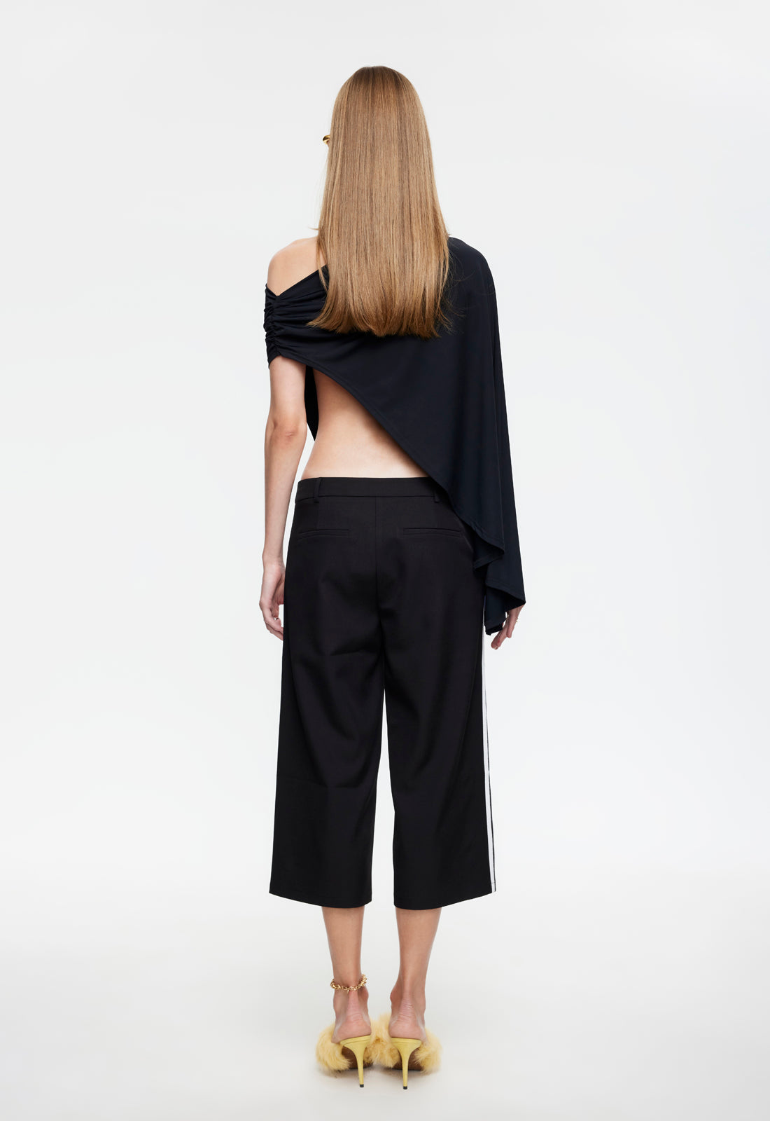 Lioness Fashion Signature REBORN PONCHO - NOIR